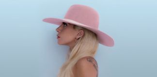 Blondynka w różowym kapeluszu