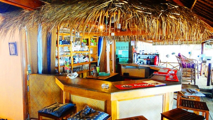Bar na plaży ze słomianym dachem