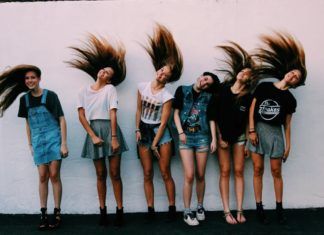 Dziewczyny z długimi włosami na tle ściany