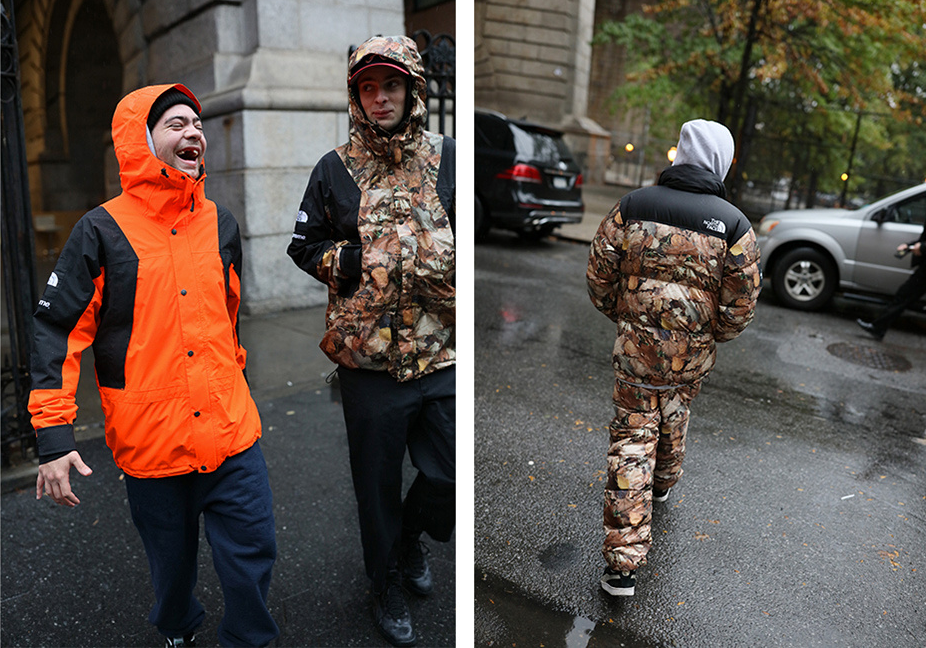 Dwóch mężczyzn stojących na środku ulicy w kurtkach przeciwdeszczowych