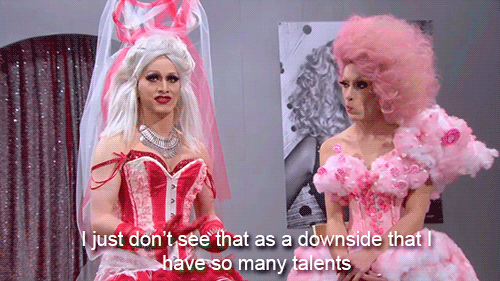 Dwie drag queens w różowych gorsetach