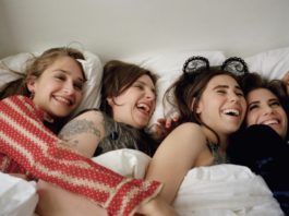 Trzy dziewczyny w piżamach w łóżku