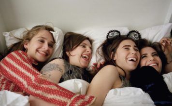 Trzy dziewczyny w piżamach w łóżku