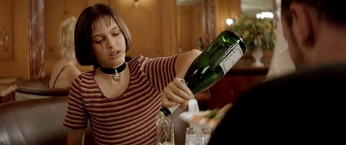 Kobieta wylewająca szampana z butelki