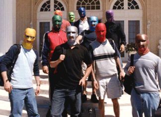 Grupa mężczyzn ubrana w maski zakrywające całą twarz