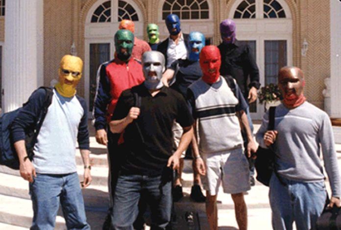 Grupa mężczyzn ubrana w maski zakrywające całą twarz