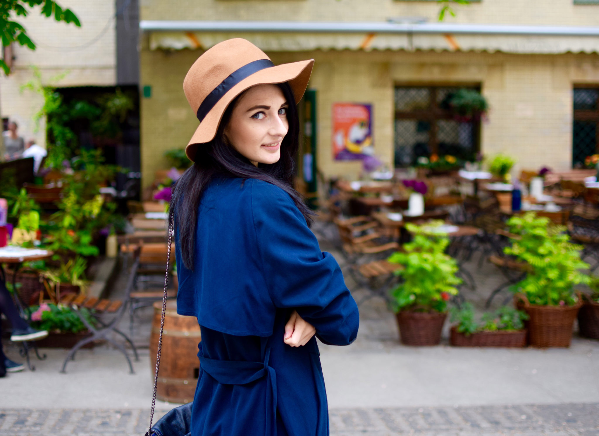 Dziewczyna w niebieskiej sukinece i słomkowym kapeluszu