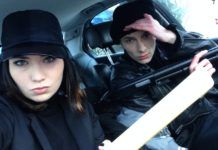 Chłopak i dziewczyna, oboje ubrani na czarno, dziewczyna na czarną czapkę z daszkiem, oboje siedzą w samochodzie