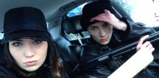 Chłopak i dziewczyna, oboje ubrani na czarno, dziewczyna na czarną czapkę z daszkiem, oboje siedzą w samochodzie