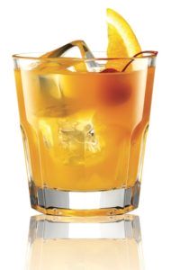 Pomarańczowy drink z lodem i cząstką pomarańczy