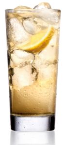 Drink w szklance z lodem i cytryną