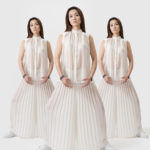 Trzy kobiety ubrane w białe sukienki