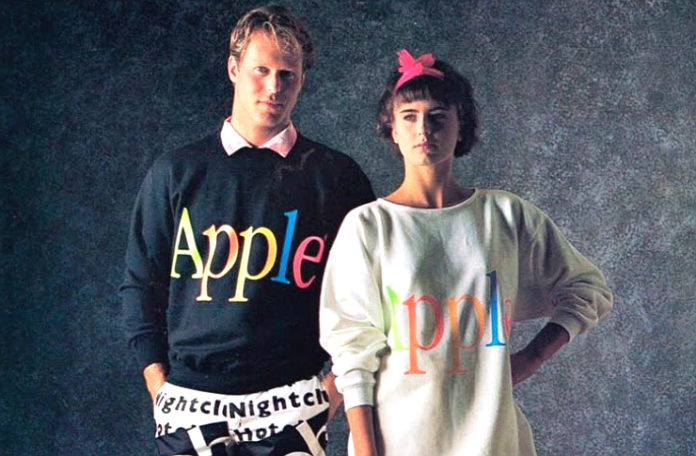 Dwoje ludzi, kobieta i mężczyzna, ubrani w luźne bluzy z napisem Apple