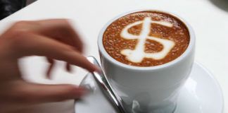 Kawa w filiżance ze znakiem dolara