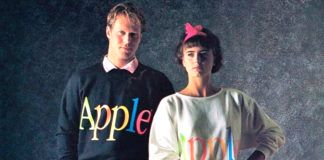 Dwoje ludzi, kobieta i mężczyzna, ubrani w luźne bluzy z napisem Apple