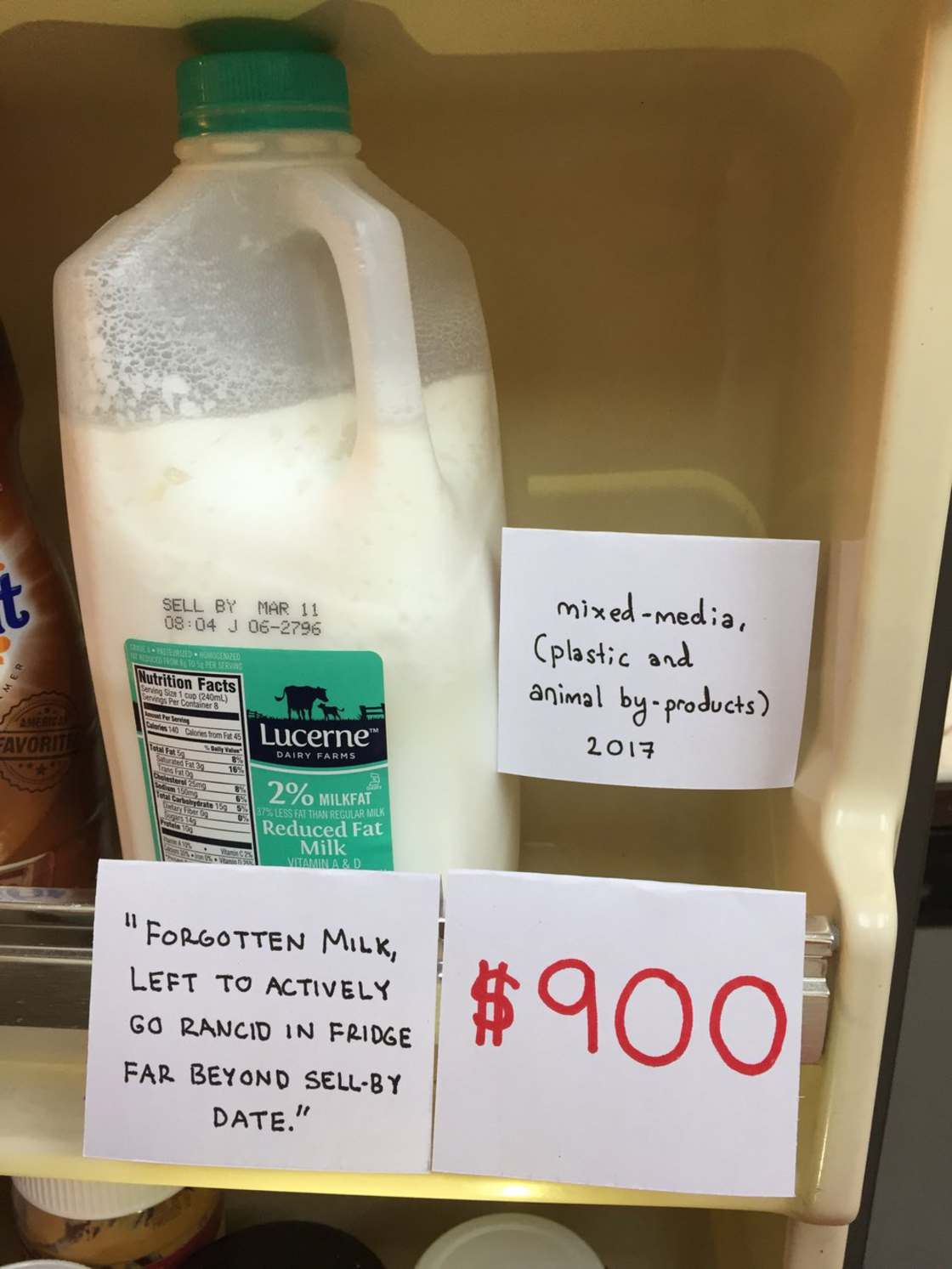 Mleko w lodówce z karteczką i ceną