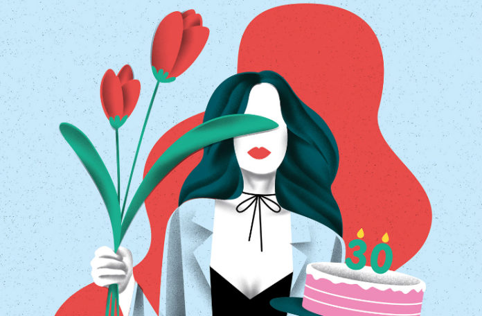 Rysunek kobiety trzymającej w jednej dłoni tort, w drugiej kwiaty