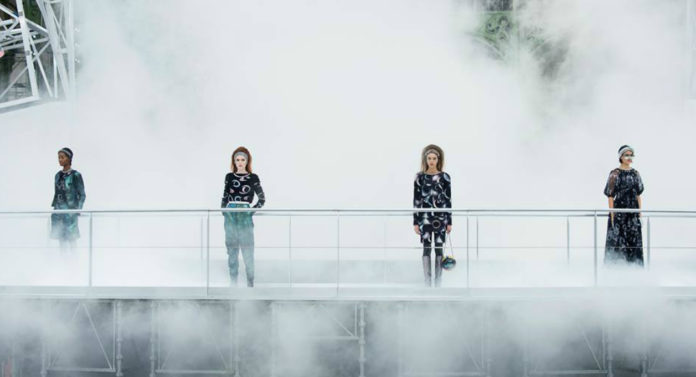 Cztery dziewczyny stojące w dymie