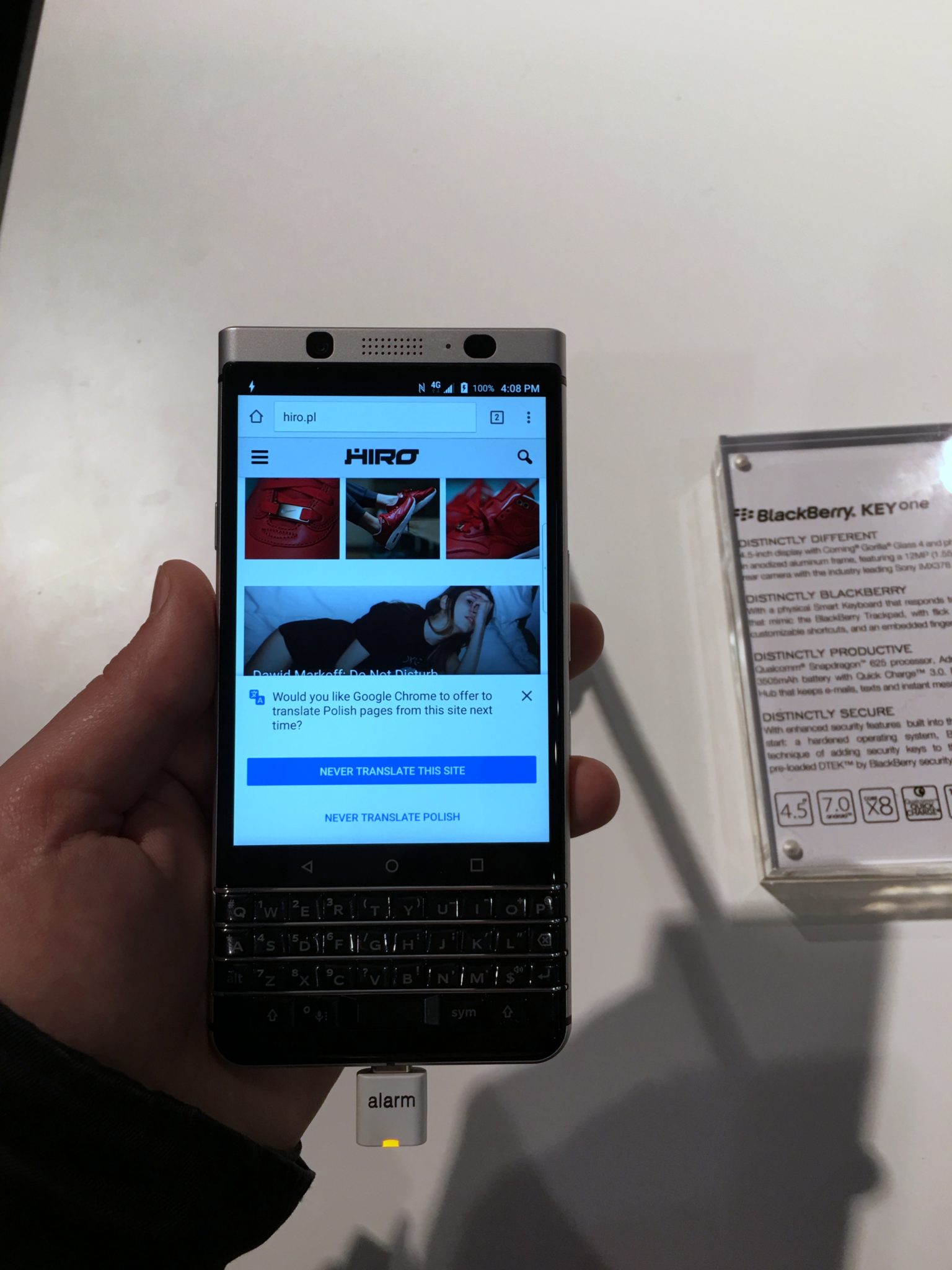 Telefon komórkowy Blackberry z otwartą stroną HIRO
