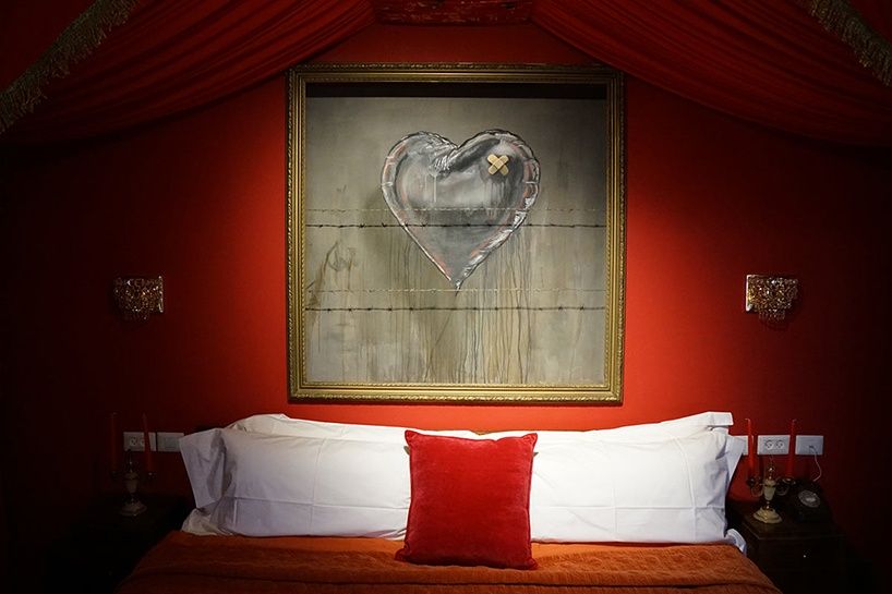 Czerwona sypialnia w hotelu Banksyego