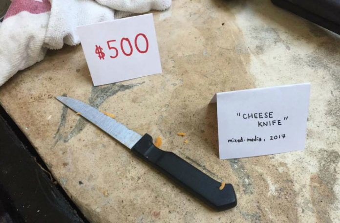 Zdjęcie przedstawia widok brudnego noża na blacie oraz karteczki z jego ceną
