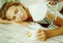Śpiąca kobieta trzymająca filiżankę, ktoś nalewa do niej kawy