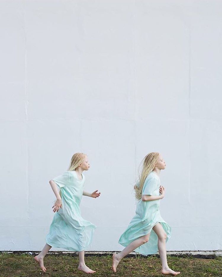 Na zdjęciu widzimy biegnące bliźniaczki-albinoski.