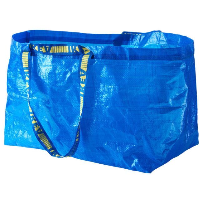 Ogromna niebieska torba na ogromne zakupy na raczkach z napisem zoltym ikea