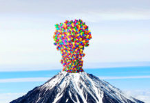 obrazek przedstawia wulkan wyrzucający ze swojego wnętrza kolorowe piłki