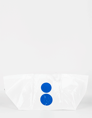 biala torba ikea w niebieskie kropki