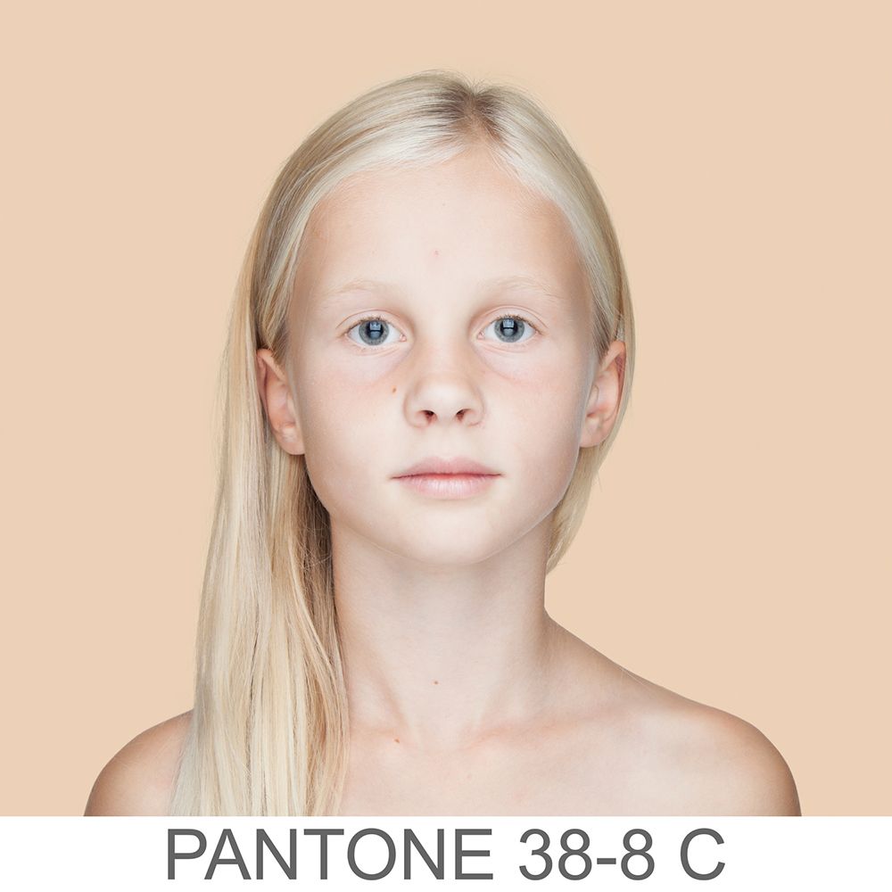 Portret kolorowy, przedstawia dziewczynkę z jasną skórą, blondynkę z delikatnymi piegami