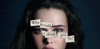 Dziewczyna, brunetka, z przyklejonymi na twarzy karteczkami, układającymi się w zdanie "why would a dead girl lie"