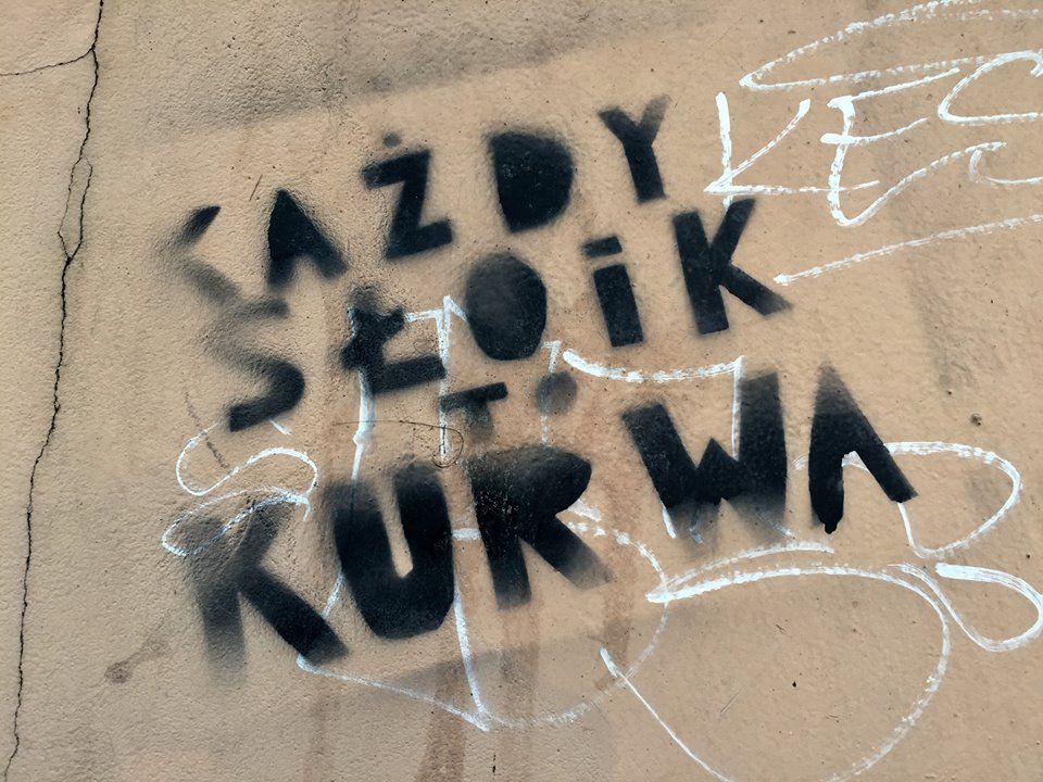 Napis na murze "Słoik to kurwa"