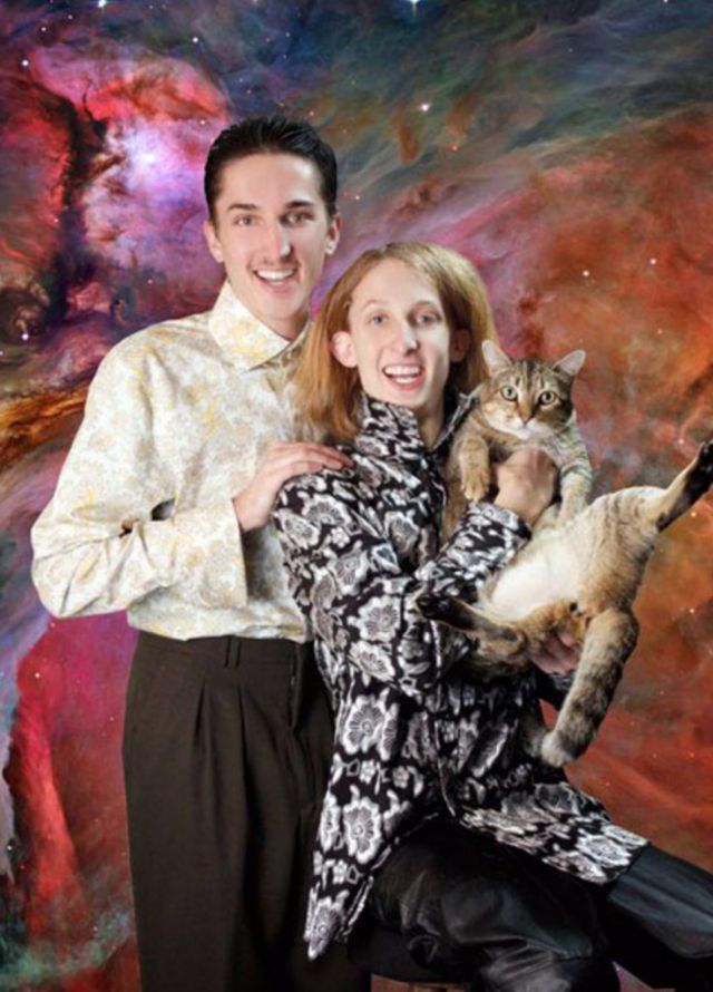 portret kobiety i mężczyzny, kobieta trzyma kota, w tle surrealistyczne tło