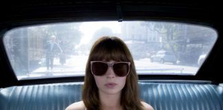 Dziewczyna w ciemnych okularach siedzaca w samochodzie