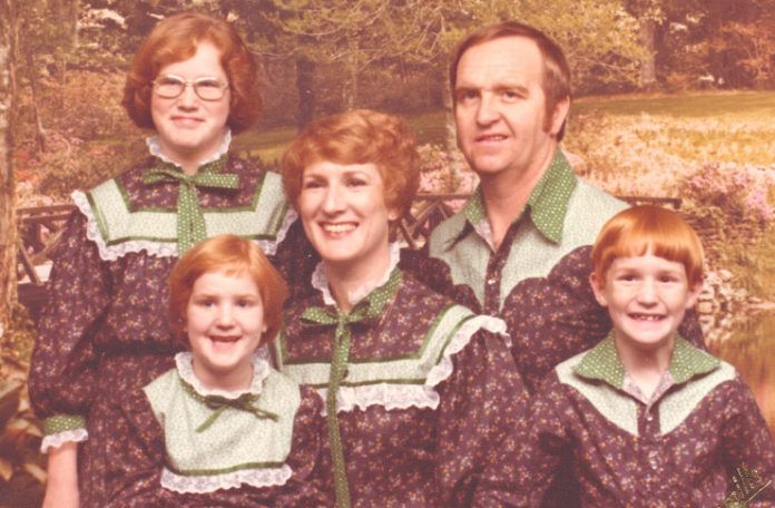 Zdjęcie rodzinne, mężczyzna, rudowłosa kobieta i trójka rudowłosych dzieci