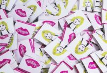 Rozrzucone prezerwatywy z wizerunkiem Samanthy Jones i ust
