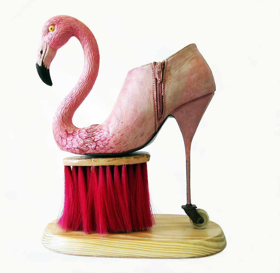 Rzeźba przypominająca but na wysokim obcasie w kształcie flaminga