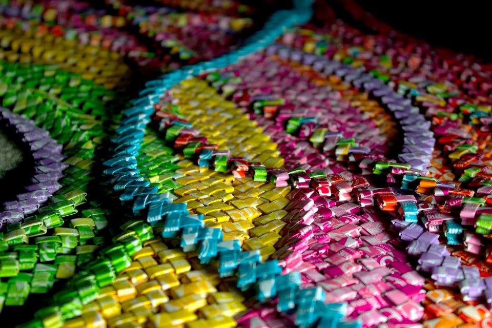 Sukienka stworzona z papierków po cukierkach