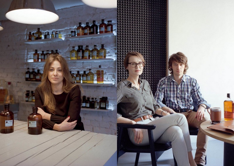 Dwa zdjęcia: kobieta opierająca się o blat i mężczyzna z kobietą siedzący przy stoliku na którym stoi butelka whiskey