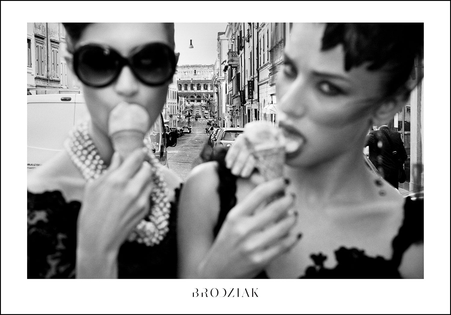 Czarno-białe zdjęcie dwóch kobiet jedzacych lody