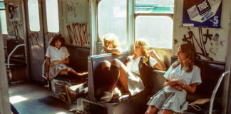 zdjęcie przedstawia cztery kobiety siedzące wewnątrz wagonu pociągu
