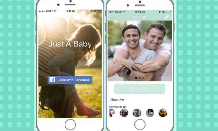 Na zdjęciu widzimy dwa ekrany telefonów na których widnieje aplikacja. Ekran po lewej stronie przedstawia logo aplikacji oraz link do Facebooka aplikacji. Drugi ekran przedstawia uśmiechniętych, przytulających się gejów, którzy są użytkownikami aplikacji.