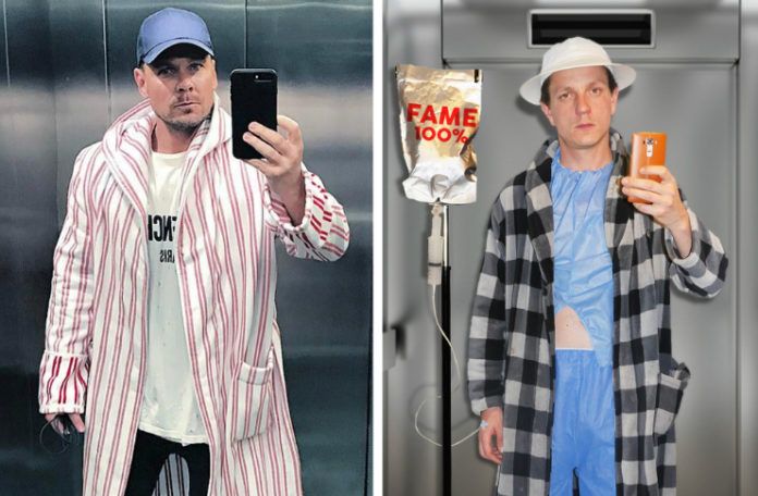 Dwa zdjęcia, zdjęcie z lewej przedstawia mężczyzne ubranego w płaszcz w pasy, czapkę stoi w windzie i robi selfie, z prawej chłopak stoi w szpitalnym ubraniu, narzuconym szlafroku z kroplówką z napisem 100% FEJM