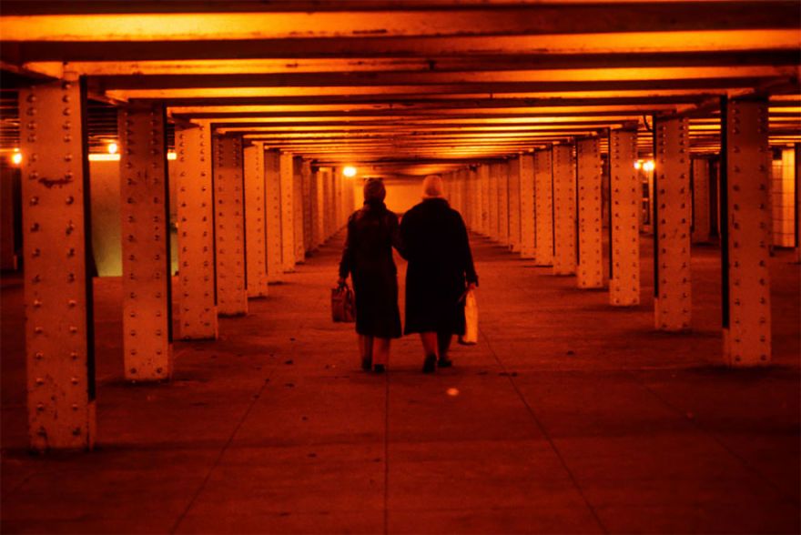 zdjęcie przedstawia dwie kobiety idące wzdłuż tunelu