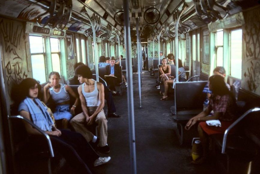 na zdjęciu znajduje się wnętrze wagonu pociągu, wypełnione przez tłum ludzi