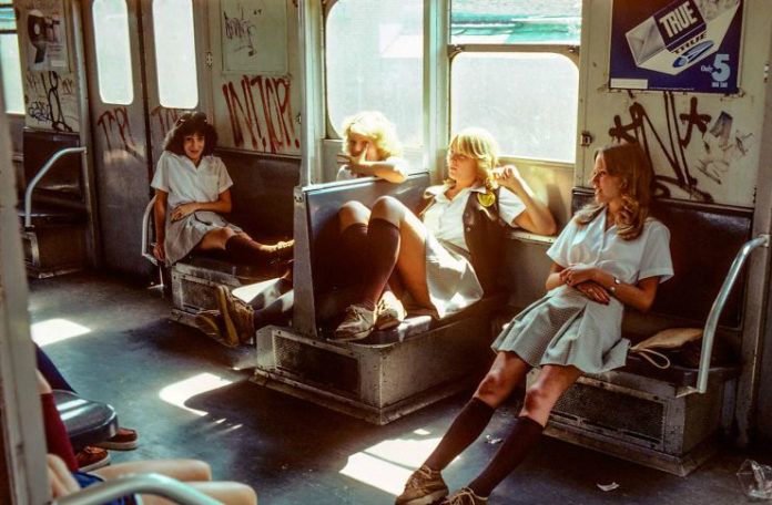 zdjęcie przedstawia cztery kobiety siedzące wewnątrz wagonu pociągu