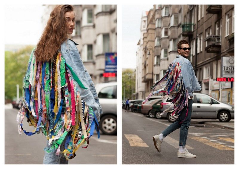 Mężczyzna i kobieta idący ulicą w kurtkach z doczepianymi, kolorowymi frędzlami