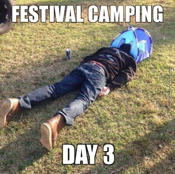 Czlowiek na festiwalu leży z głowa w mini namiocie  
