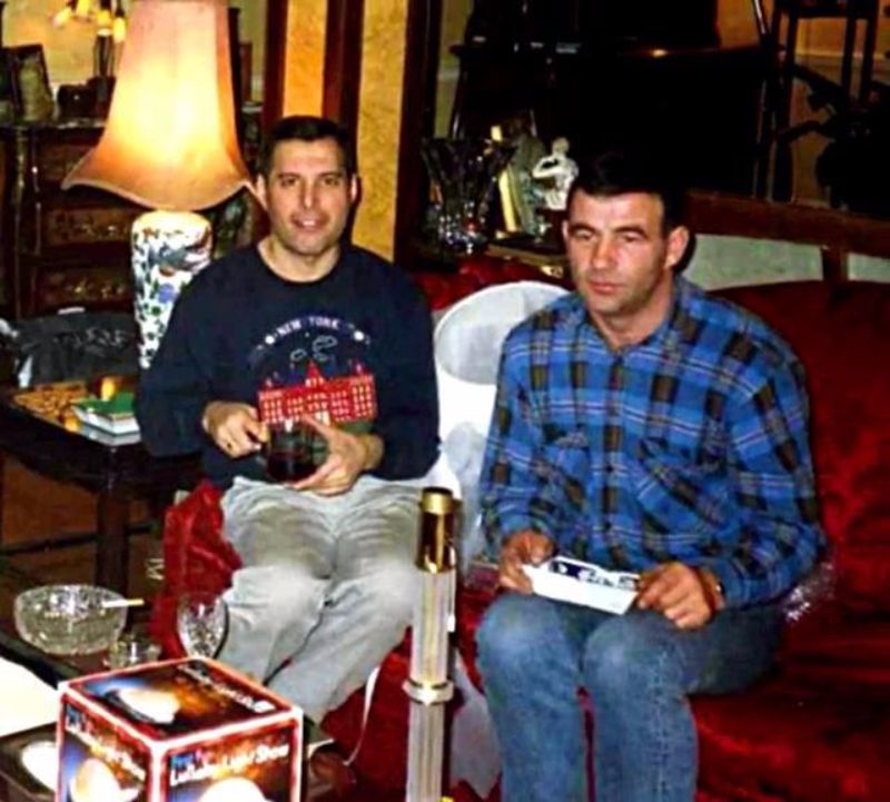 na zdjęciu widzimy dwóch mężczyzn siedzących na kanapie